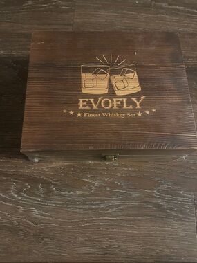 EVOFLY Finest Whiskey Set - Wooden Gift Box in Dark Brown